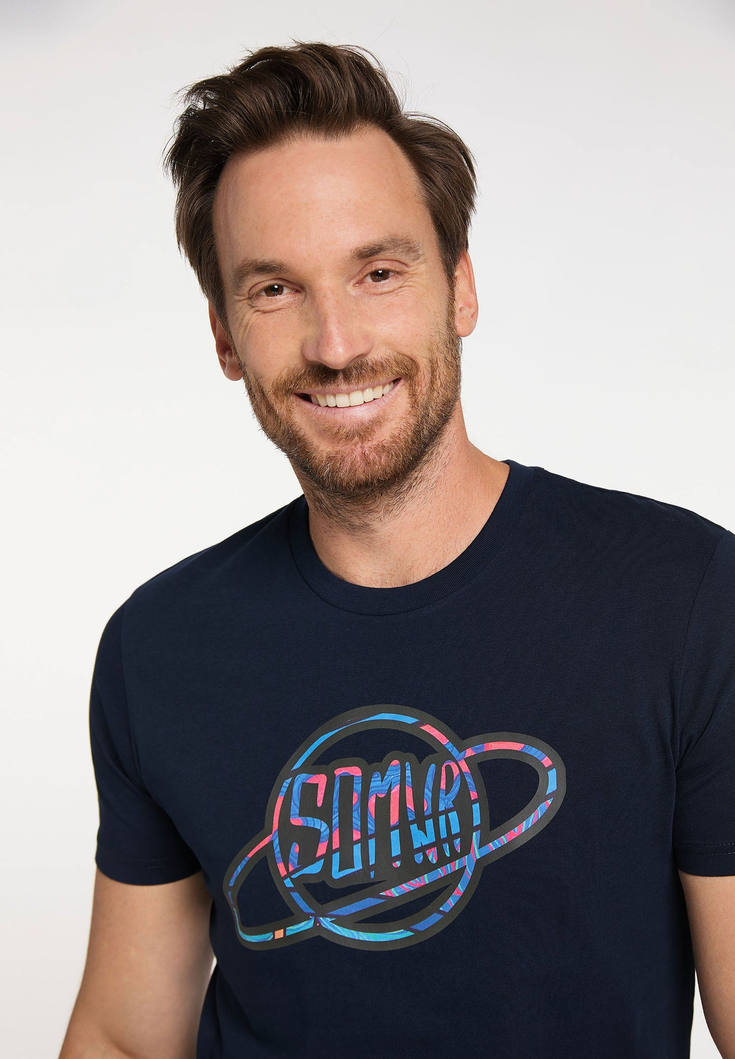 SURROUND TEE