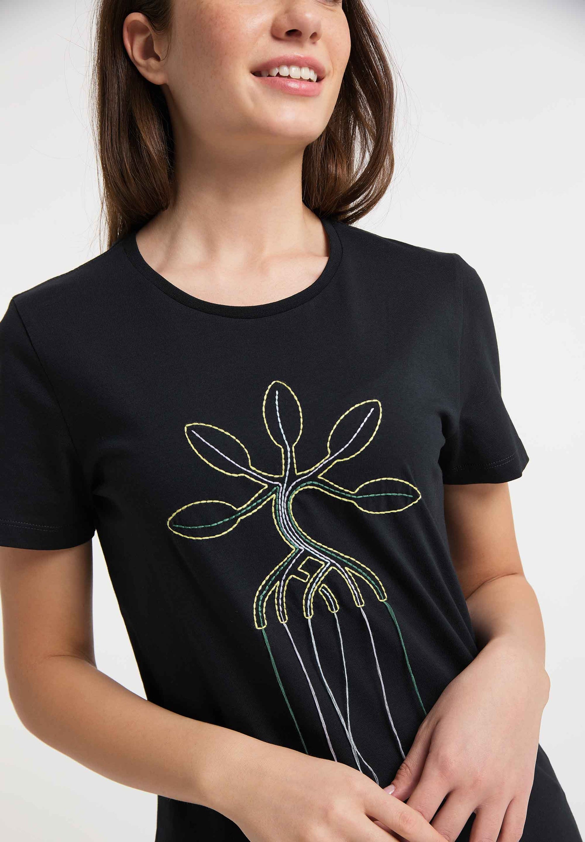 SOMWR VIBRANT ROOTS T-Shirt BLK000
