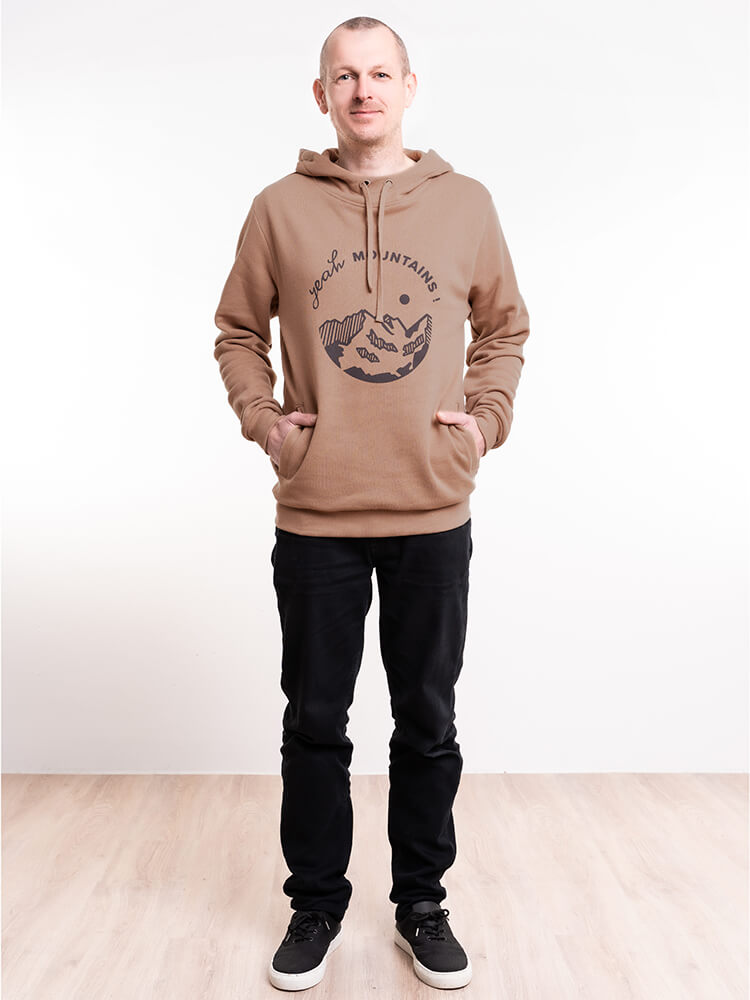 bleed-clothing-2316-yeah-mountains-hoody-brown-studio-01