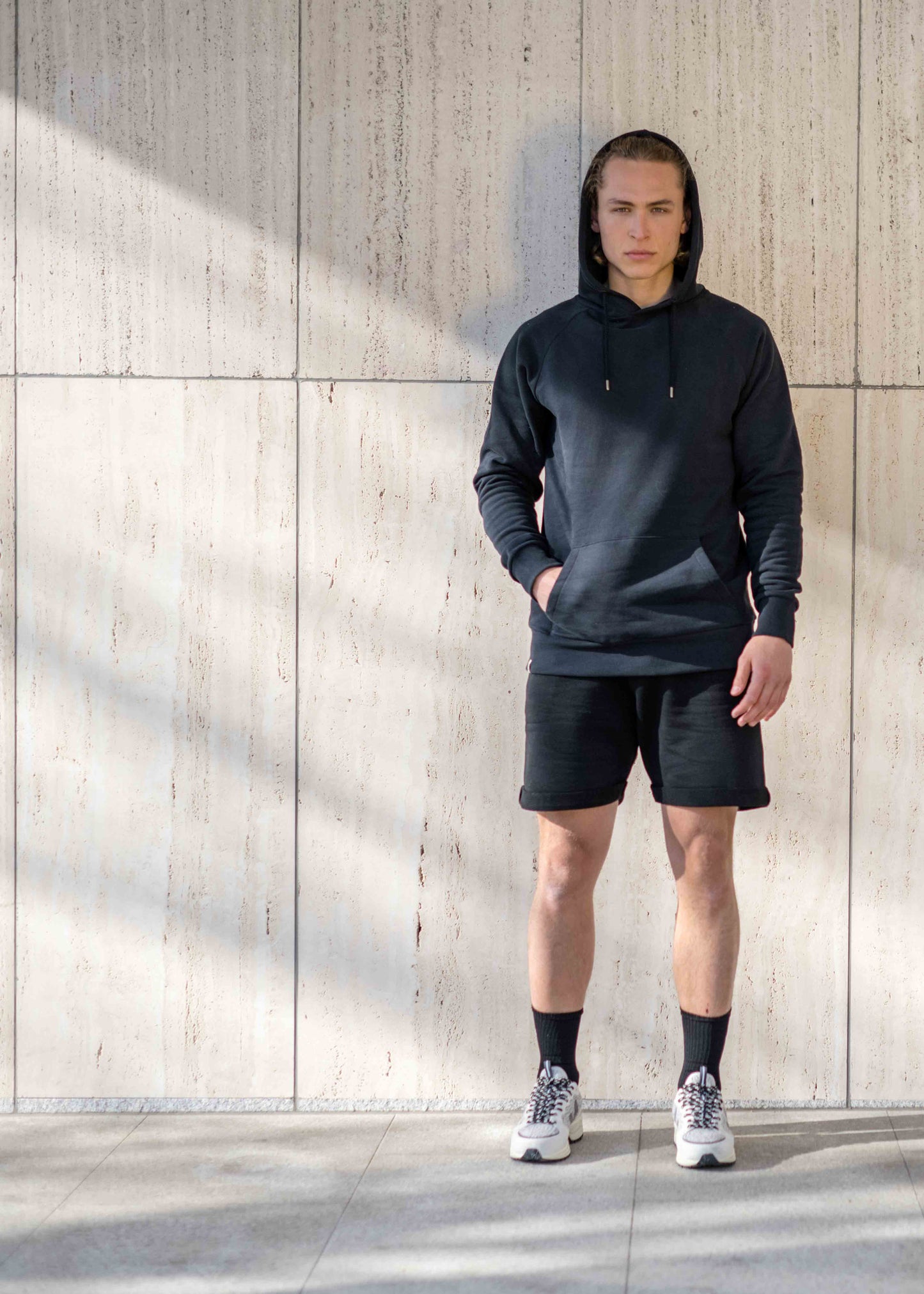 Unser Model Leander ist <strong>190 cm</strong> groß und trägt <strong>Größe L</strong>.#