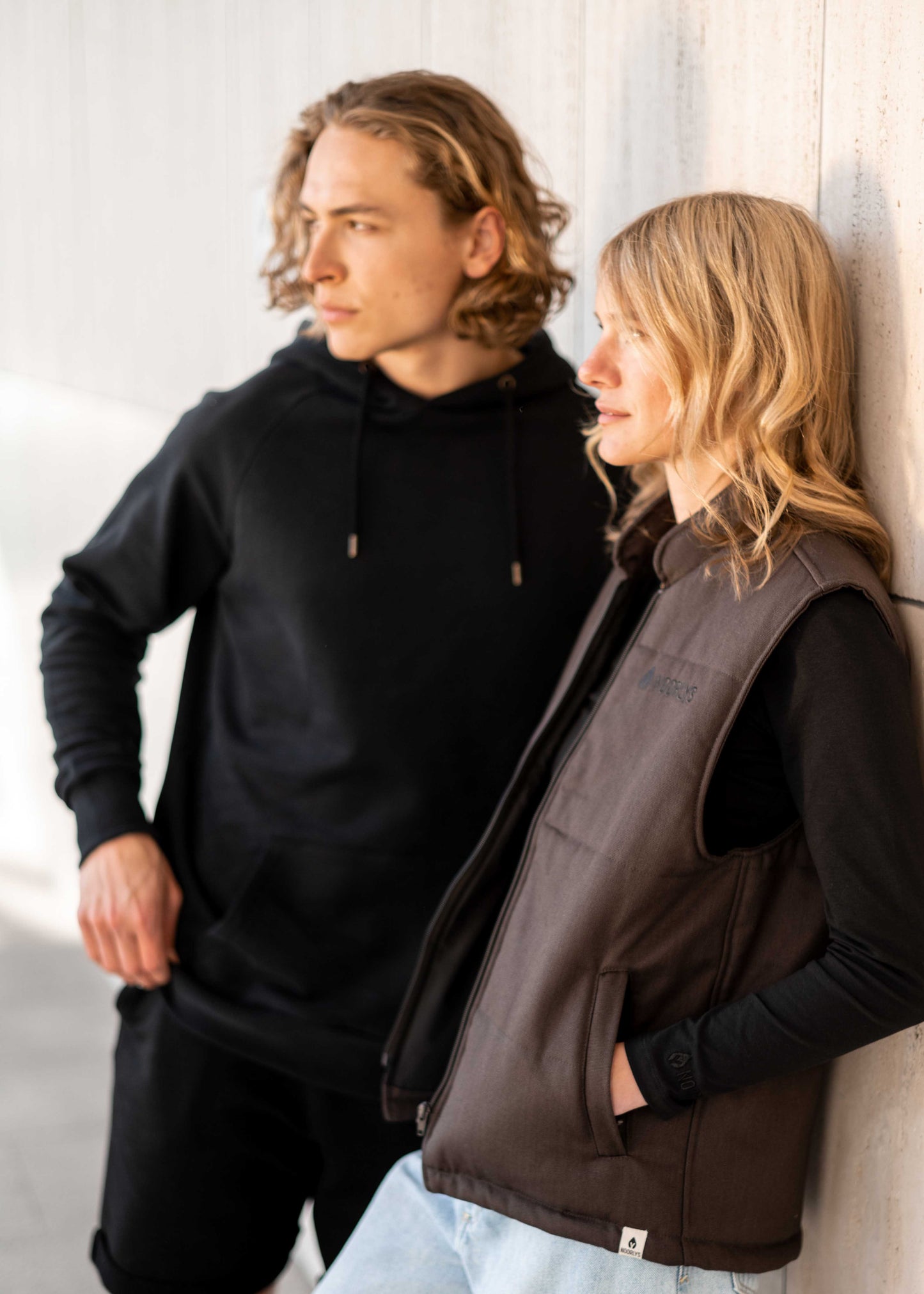 Unser Model Leander ist <strong>190 cm</strong> groß und trägt <strong>Größe L</strong>.#