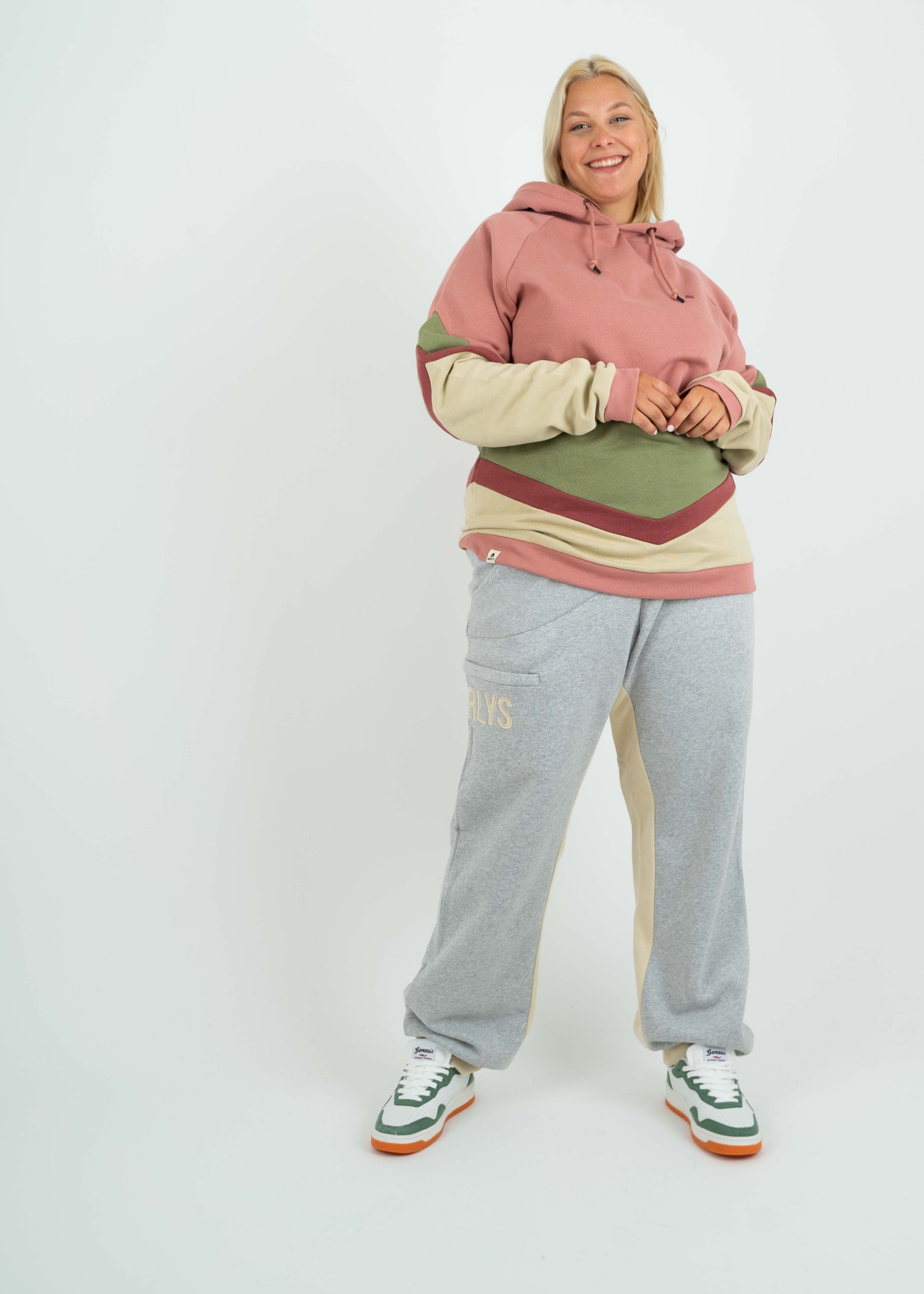 Unser Model Anna ist <strong>176 cm</strong> groß und trägt <strong>Größe 4XL</strong>.#
