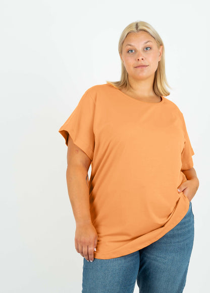 Unser Model Anna ist <strong>176 cm</strong> groß und trägt <strong>Größe 4XL</strong>.#