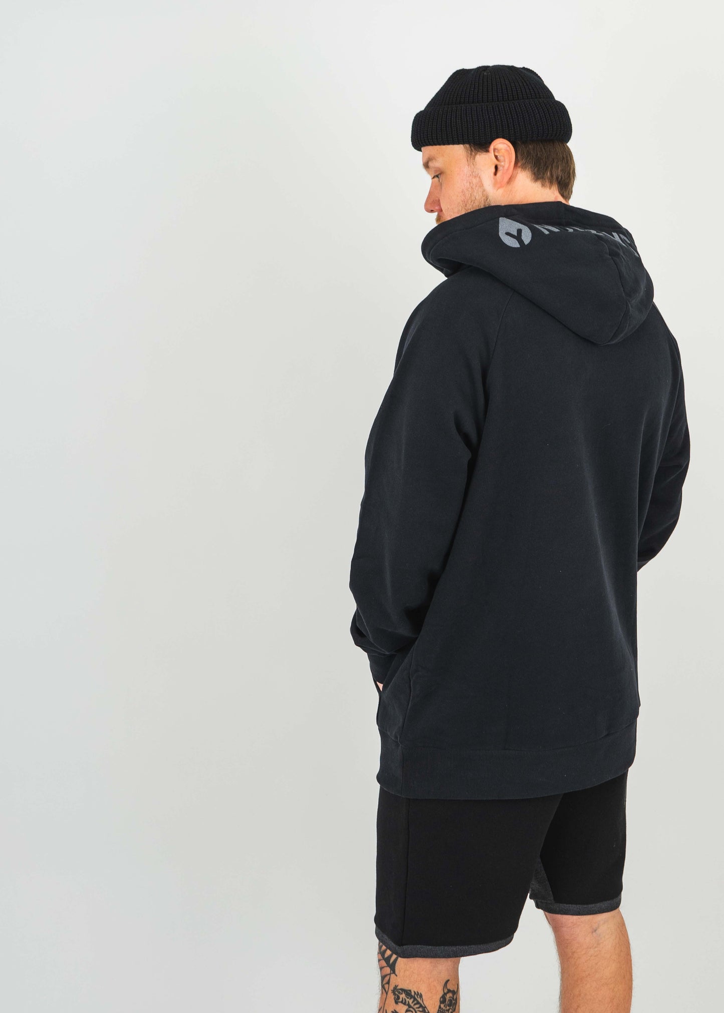 Unser Model Jonas ist <strong>184 cm</strong> groß und trägt <strong>Größe XL</strong>.#