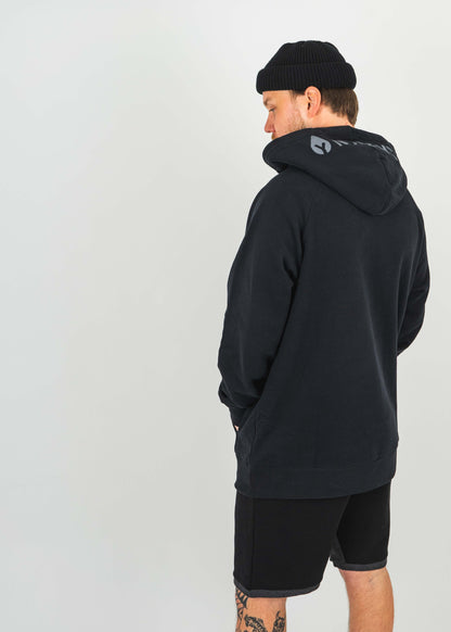Unser Model Jonas ist <strong>184 cm</strong> groß und trägt <strong>Größe XL</strong>.#