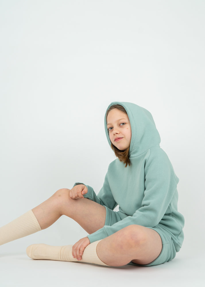 Unser Model Lulu ist <strong>136 cm</strong> groß und trägt <strong>Größe 134-140</strong>.#