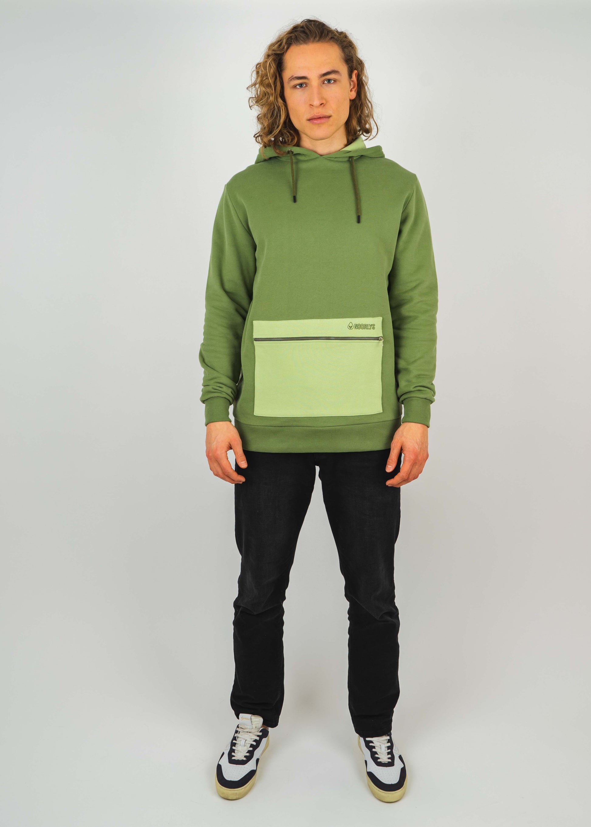 Unser Model Leander ist <strong>190 cm</strong> groß und trägt <strong>Größe L</strong>.#