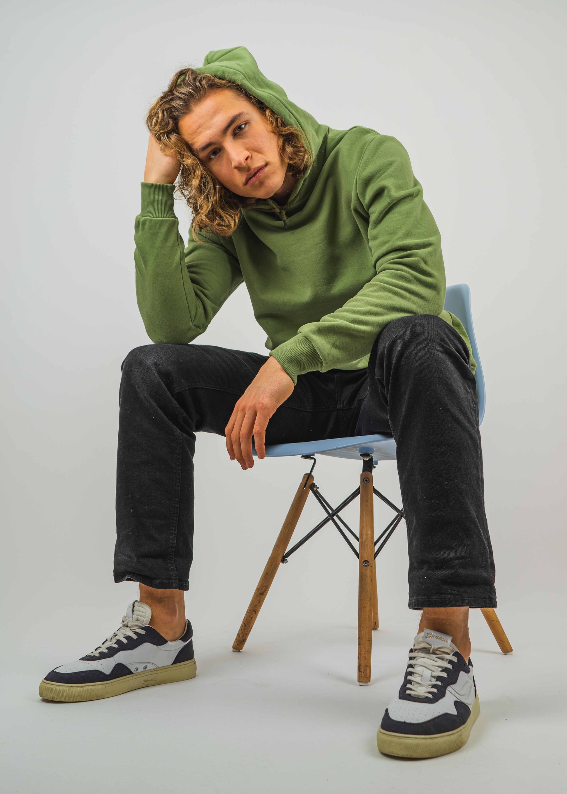 Unser Model Leander ist <strong>190 cm</strong> groß und trägt <strong>Größe L</strong>.#