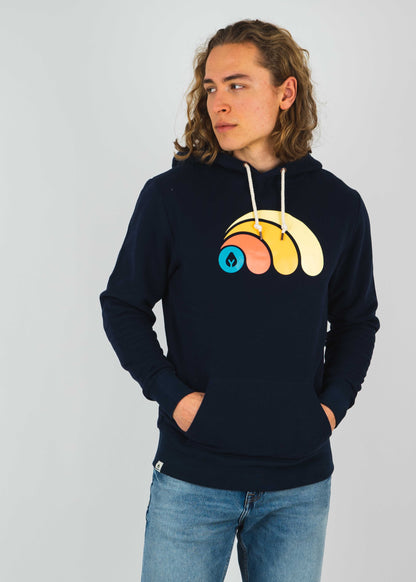 Unser Model Leander ist <strong>190 cm</strong> groß und trägt <strong>Größe L</strong>.#