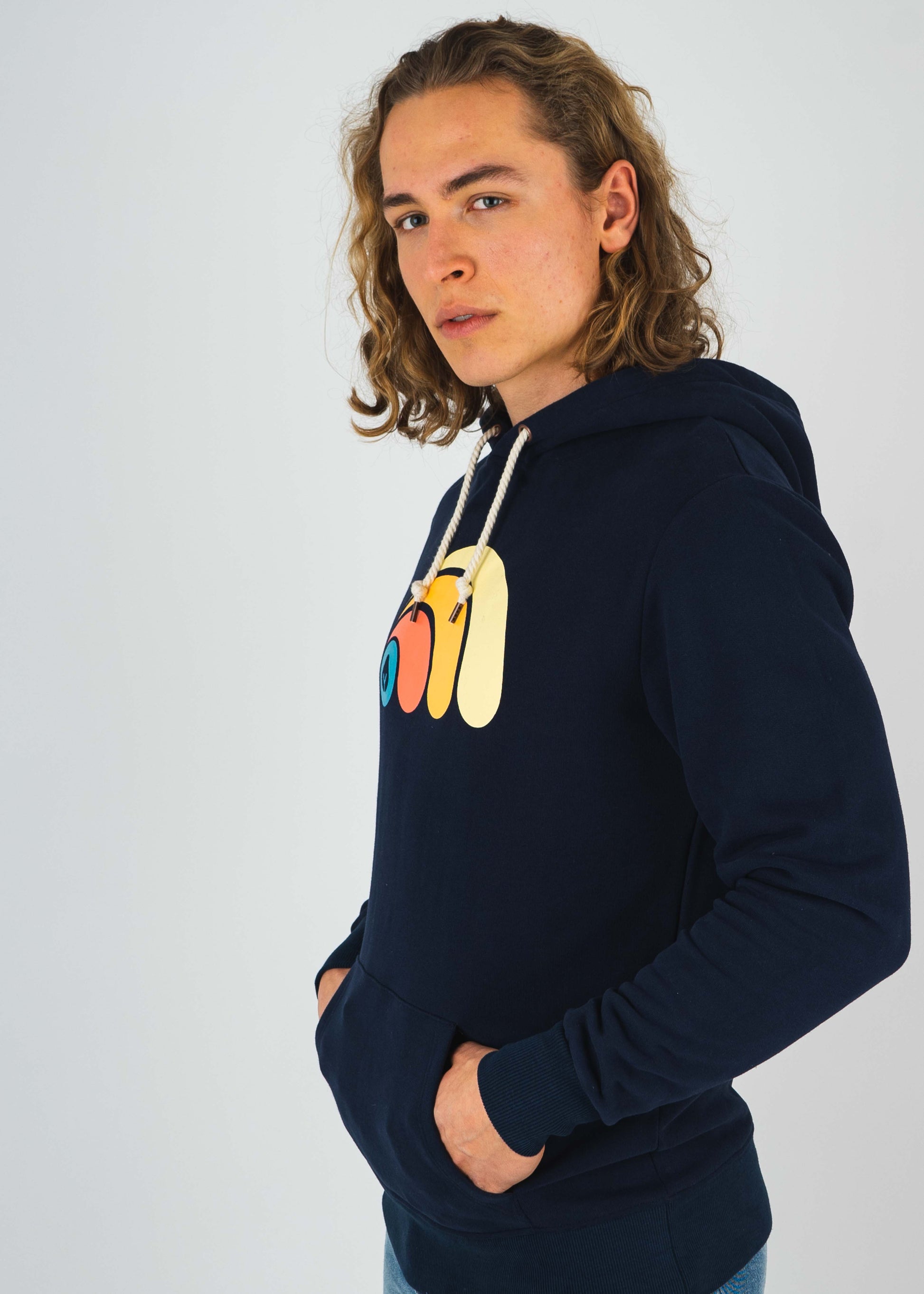Unser Model Leander ist <strong>190 cm</strong> groß und trägt <strong>Größe L</strong>.#