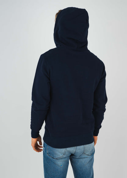 Unser Model Leander ist <strong>190 cm</strong> groß und trägt <strong>Größe L</strong>.#