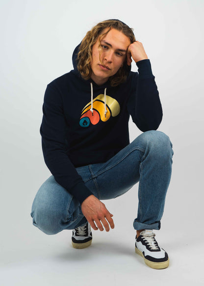 Unser Model Leander ist <strong>190 cm</strong> groß und trägt <strong>Größe L</strong>.#