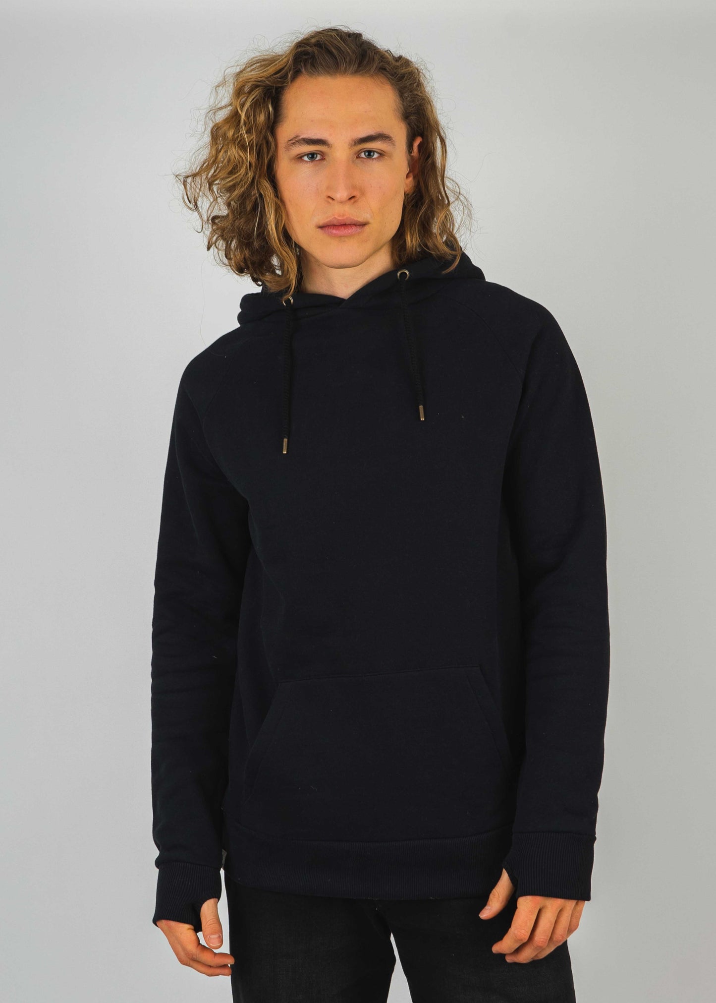 Unser Model Leander ist <strong>190 cm</strong> groß und trägt <strong>Größe L</strong>.#