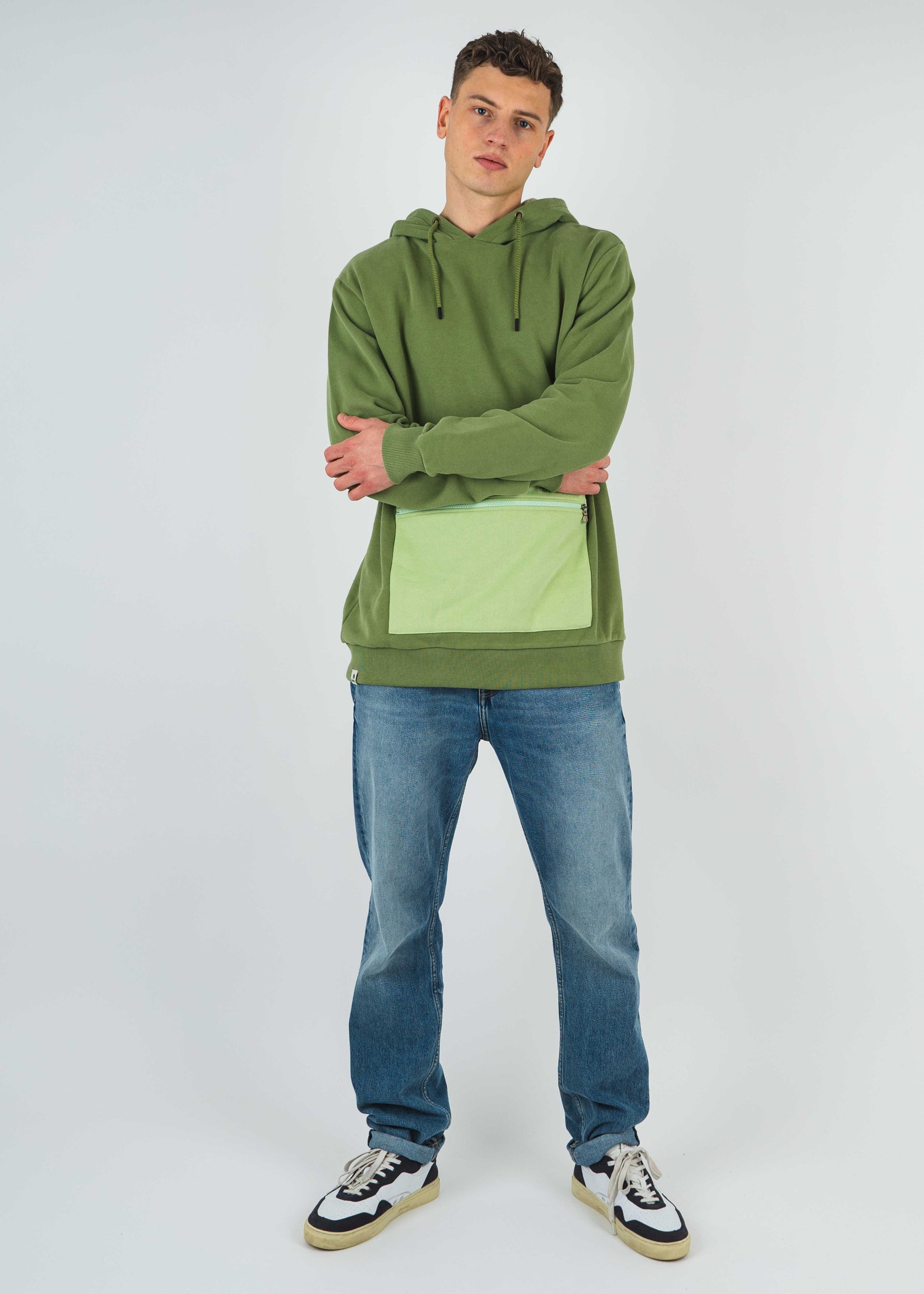 Unser Model Viktor ist <strong>189 cm</strong> groß und trägt <strong>Größe L</strong>.#