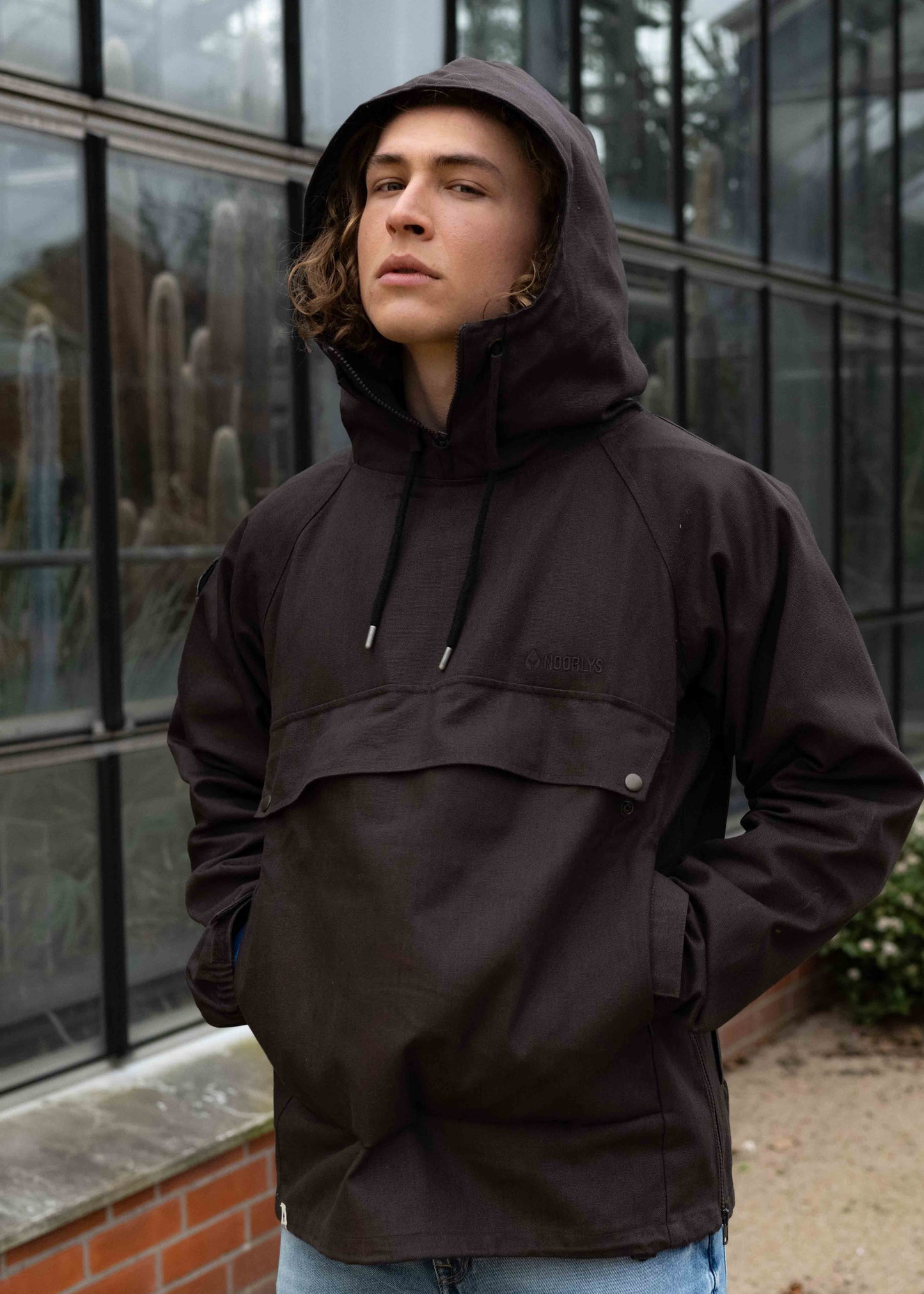 Unser Model Leander ist <strong>190 cm</strong> groß und trägt <strong>Größe L</strong>.#