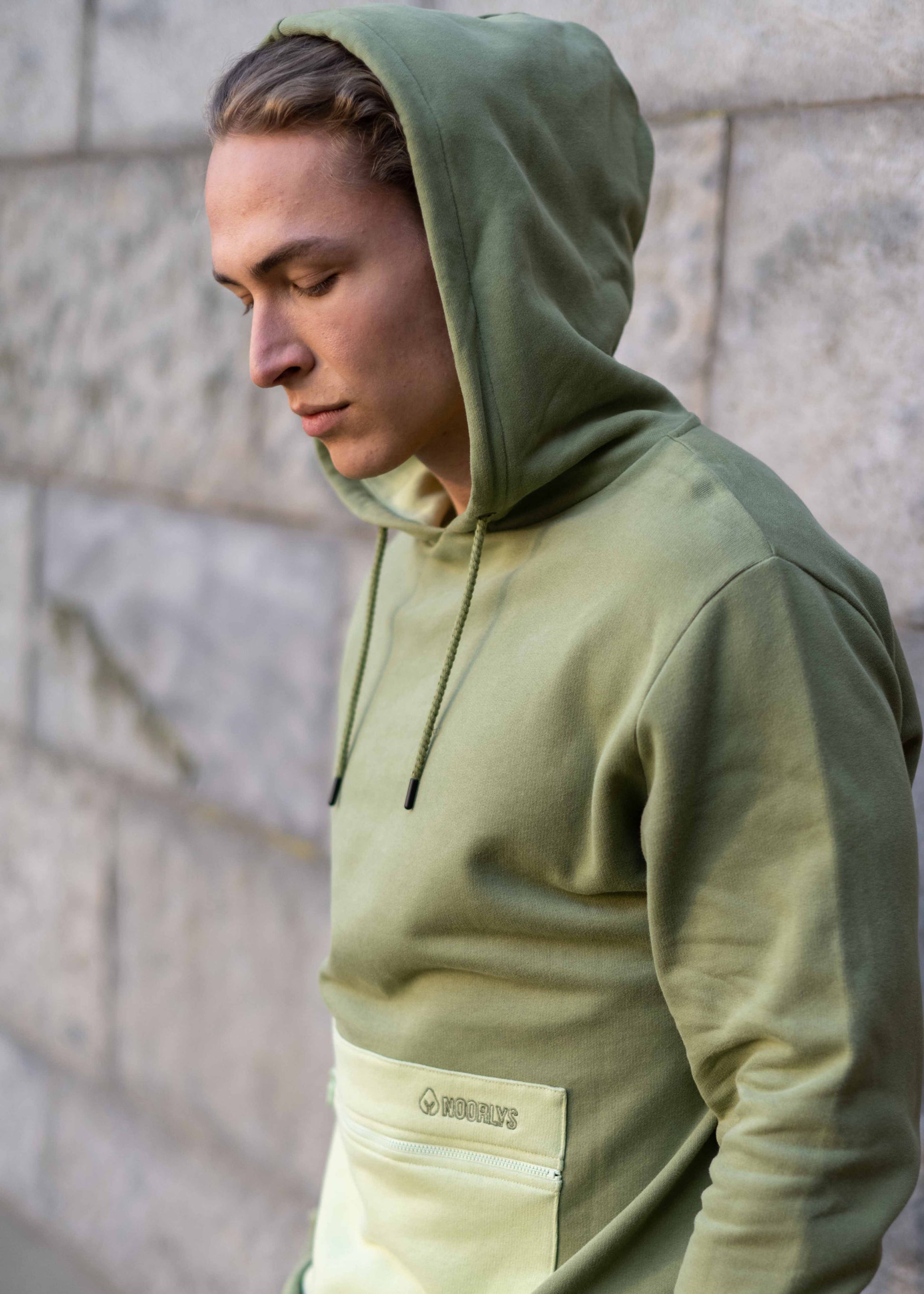 Unser Model Leander ist <strong>190 cm</strong> groß und trägt <strong>Größe L</strong>.#