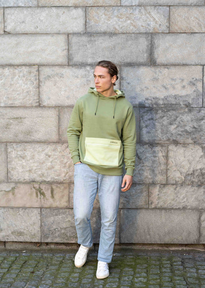 Unser Model Leander ist <strong>190 cm</strong> groß und trägt <strong>Größe L</strong>.#