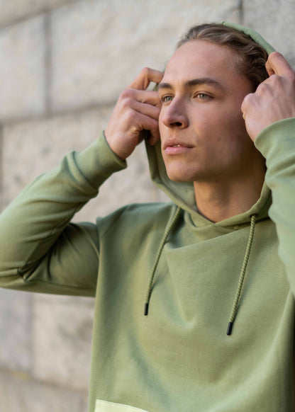 Unser Model Leander ist <strong>190 cm</strong> groß und trägt <strong>Größe L</strong>.#