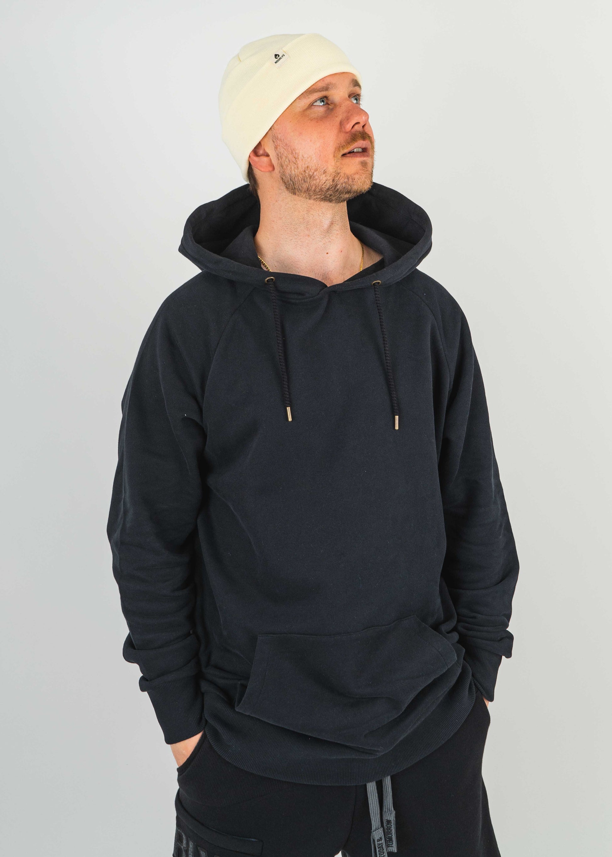 Unser Model Jonas ist <strong>184 cm</strong> groß und trägt <strong>Größe XL</strong>.#