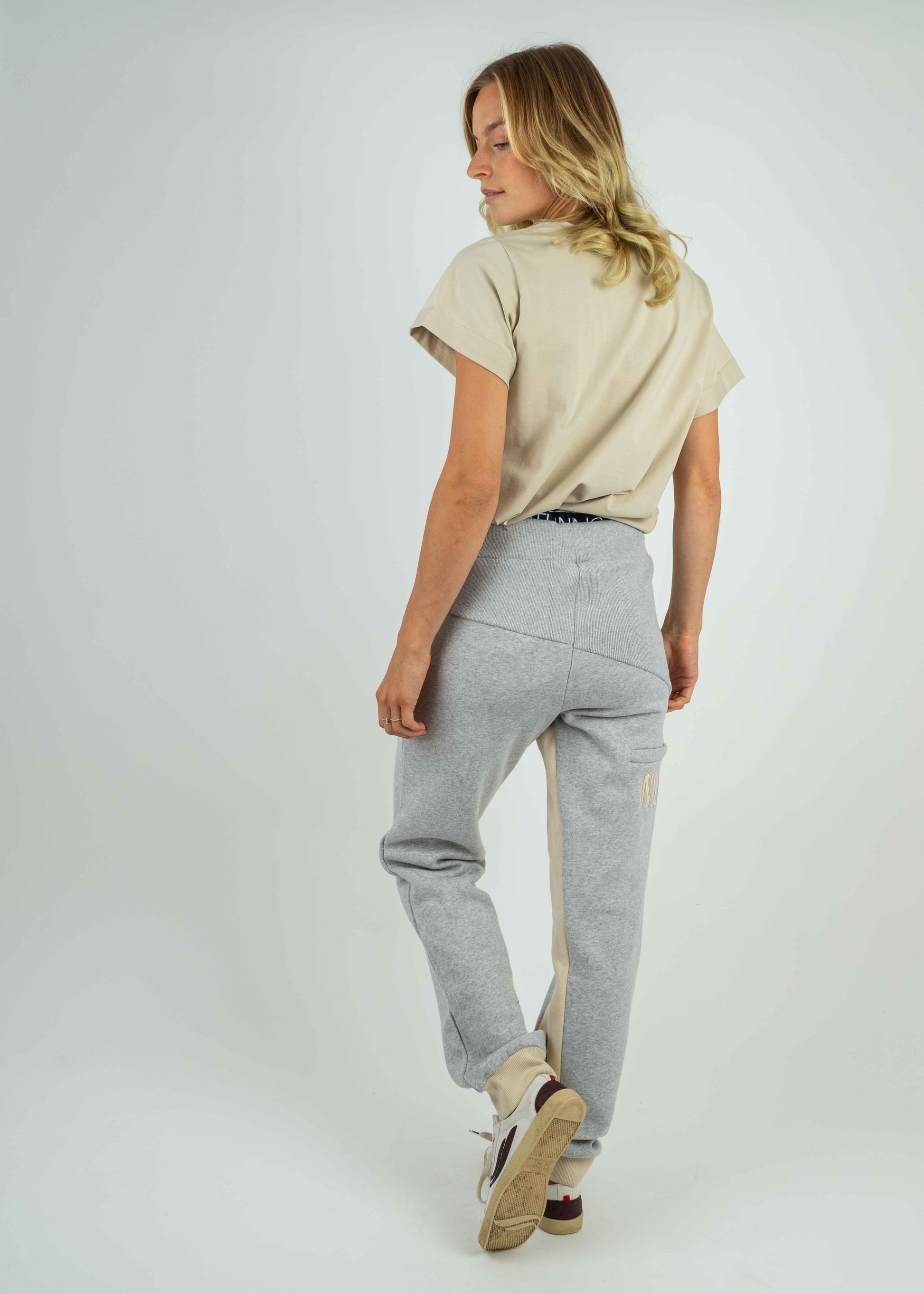 Unser Model Amelie ist <strong>176 cm</strong> groß und trägt <strong>Größe XS</strong>.#