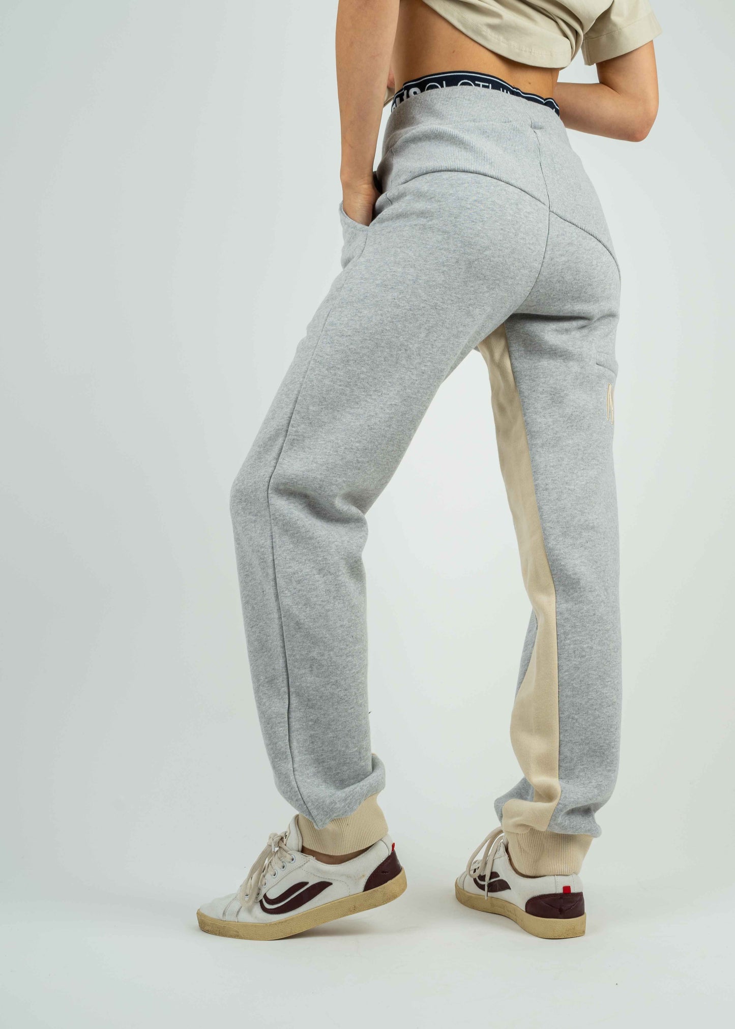 Unser Model Amelie ist <strong>176 cm</strong> groß und trägt <strong>Größe XS</strong>.#